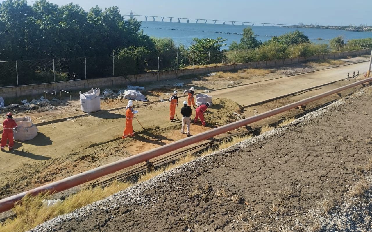 Cuadrilla con equipos de protección ejecutando obras junto al Lago de Maracaibo