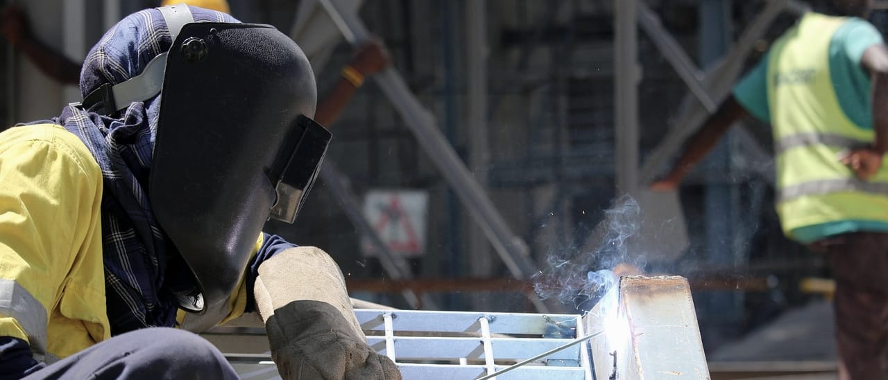 Personal con equipos de protección trabajando en obra
