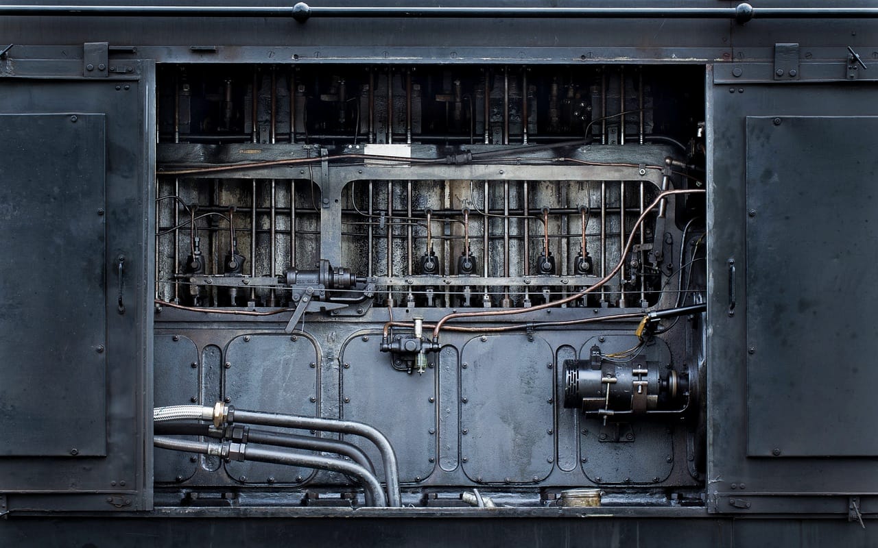 Detalle de maquinaria y tuberías de un equipo industrial