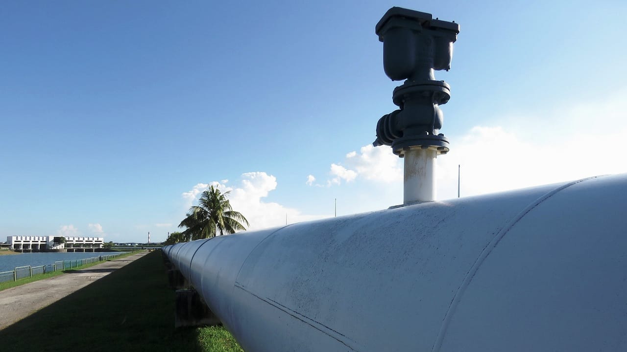 Tubería de gran diámetro en una instalación de zona tropical